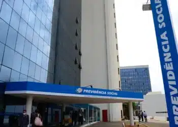 Edifício sede da Previdência Social com fachada moderna e letreiro institucional