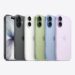 Smartphones iPhone 17 em diferentes cores, como preto, branco, verde, azul e roxo, dispostos lado a lado.
