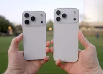 Dois modelos do iPhone 17 sendo exibidos ao ar livre