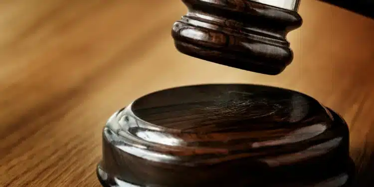 Martelo de julgamento representando a Receita Federal e leilão de eletrônicos e motos.