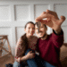 Casal feliz segurando a chave de uma casa nova, comemorando a compra do imóvel."