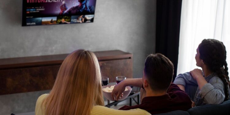 Jovens assistindo a filmes em um serviço de streaming, usando entretenimento como fonte de estudo para o Enem.