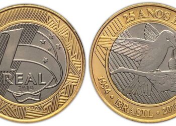 Close-up da moeda de 1 real comemorativa aos 25 anos do plano real, com a figura do beija-flor.