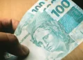 Cédulas de real brasileiro representando os pagamentos do Bolsa Família de setembro, realizados conforme o calendário definido pelo final do NIS.