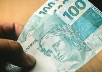 Cédulas de real brasileiro representando os pagamentos do Bolsa Família de setembro, realizados conforme o calendário definido pelo final do NIS.