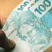 Cédulas de real brasileiro representando os pagamentos do Bolsa Família de setembro, realizados conforme o calendário definido pelo final do NIS.
