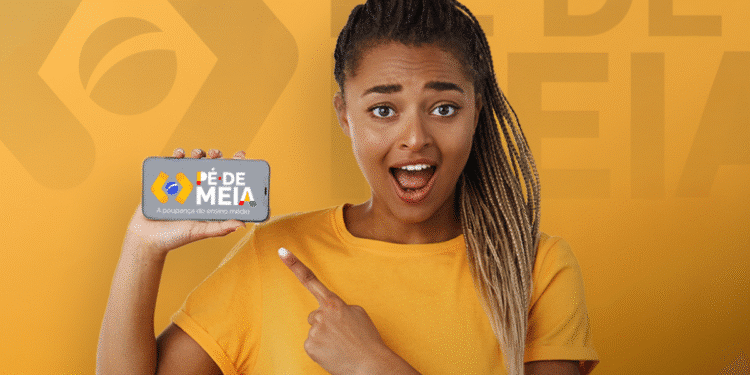 Mulher surpresa com tranças apontando para celular exibindo o app Pé de Meia em fundo amarelo.