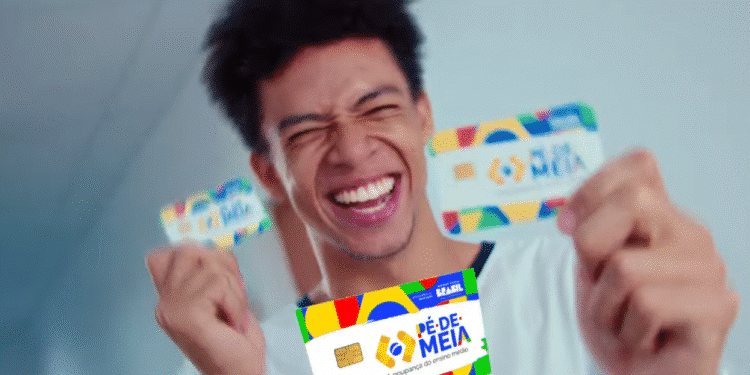 Jovem sorridente segurando cartões do programa Pé de Meia, com design colorido em tons de verde, amarelo, azul e vermelho, representando o benefício educacional bloqueado.