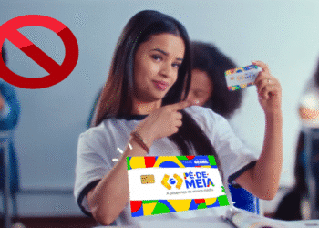 Jovem apontando para cartão Pé de Meia com sinal de proibição vermelho, ilustrando motivos de cancelamento do programa em 2025.