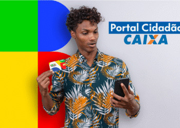 Homem segurando cartão do Bolsa Família e celular, acessando o Portal Cidadão Caixa.