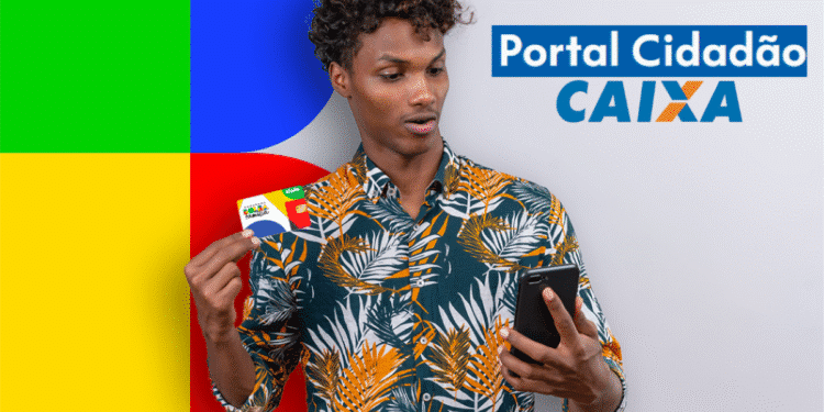 Homem segurando cartão do Bolsa Família e celular, acessando o Portal Cidadão Caixa.