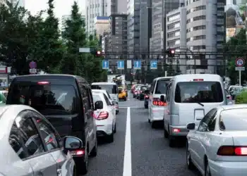 Trânsito urbano congestionado em uma cidade com sinais de tráfego, ilustrando regras de trânsito incomuns ao redor do mundo.