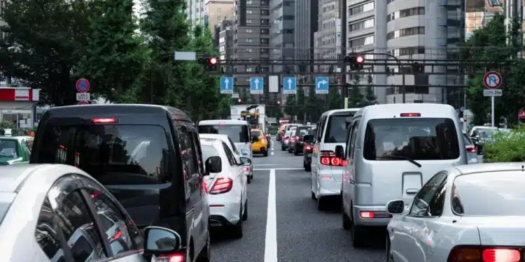 Trânsito urbano congestionado em uma cidade com sinais de tráfego, ilustrando regras de trânsito incomuns ao redor do mundo.