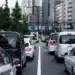 Trânsito urbano congestionado em uma cidade com sinais de tráfego, ilustrando regras de trânsito incomuns ao redor do mundo.