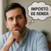 Homem preocupado pensando sobre cancelamento do quinto lote de restituição do Imposto de Renda 2025