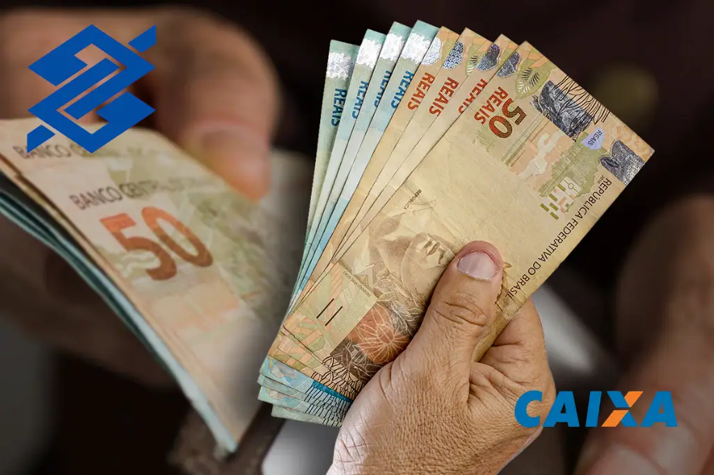 Pessoa saca notas de 50 reais referentes ao abono salarial PIS/PASEP na Caixa e Banco do Brasil.