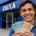 Homem segura cédulas de real em frente a uma agência da Caixa, em referência ao saque de até R$ 6.220 do FGTS.