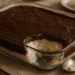 Travessa de vidro com cocada em camadas de coco e chocolate mostrando variação gourmet da receita tradicional