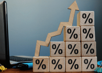 Gráfico de blocos com símbolos de porcentagem e seta indicando alta.