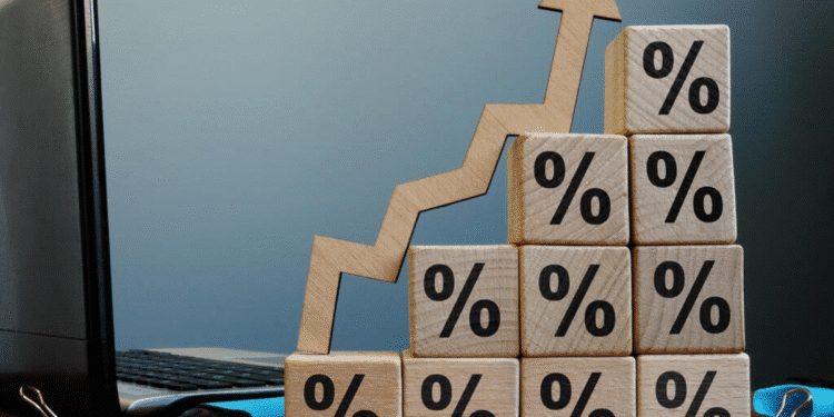 Gráfico de blocos com símbolos de porcentagem e seta indicando alta.