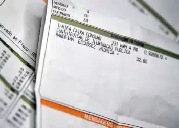 Conta de luz mostrando tarifas de consumo e contribuição pública, destacando valores de desconto e escassez hídrica.