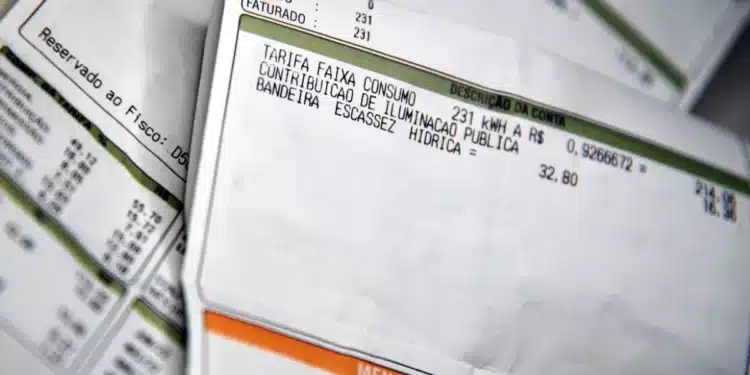 Conta de luz mostrando tarifas de consumo e contribuição pública, destacando valores de desconto e escassez hídrica.