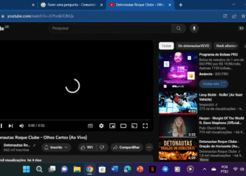 Tela de computador com vídeo do YouTube em carregamento, ilustrando a espera por conteúdo online..
