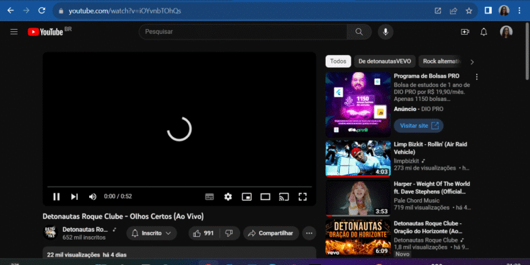 Tela de computador com vídeo do YouTube em carregamento, ilustrando a espera por conteúdo online..