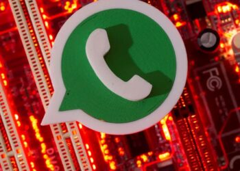 Ícone do WhatsApp sobre uma placa de circuito iluminada em vermelho