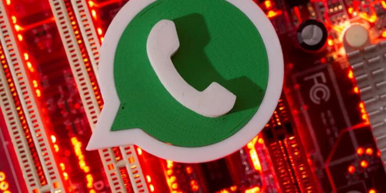 Ícone do WhatsApp sobre uma placa de circuito iluminada em vermelho