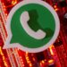 Ícone do WhatsApp sobre uma placa de circuito iluminada em vermelho
