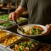 Prato de comida servido com arroz, legumes, e frango, em um restaurante com buffet.