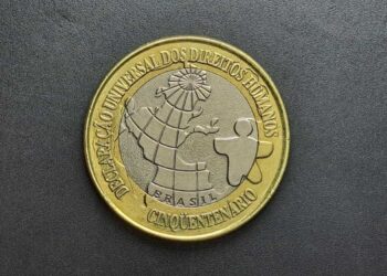 Lado reverso da moeda de 1 real de 1998, que homenageia a Declaração Universal dos Direitos Humanos.
