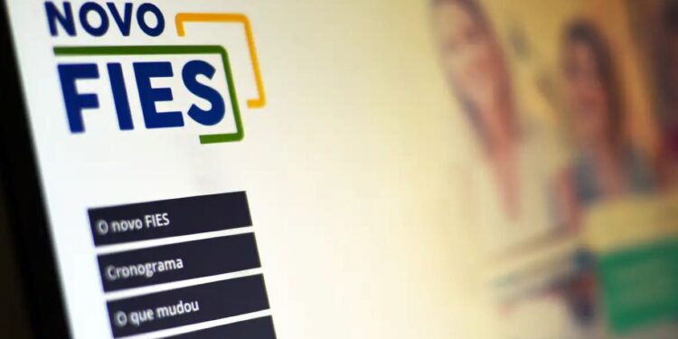 Tela de computador em foco com o logo "NOVO FIES", representando o portal Acesso Único para as inscrições de vagas remanescentes do Fundo de Financiamento Estudantil.