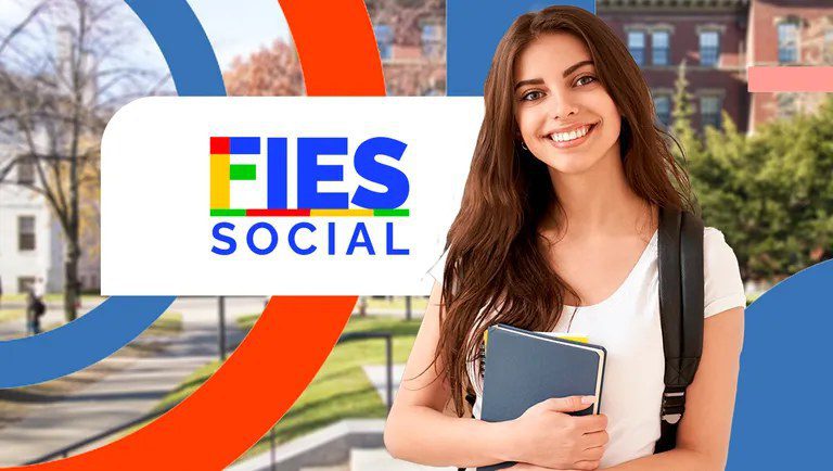 Jovem estudante universitária sorrindo, segurando livros e usando mochila, com a logo "FIES SOCIAL" ao lado, representando a inclusão no ensino superior.