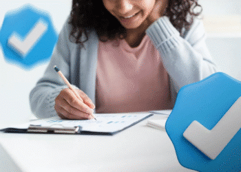 Mulher assinando documento em mesa com símbolos de verificação azul