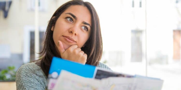 Jovem ponderando sobre perguntas essenciais para descobrir qual é sua profissão ideal e fazer escolha de carreira acertada