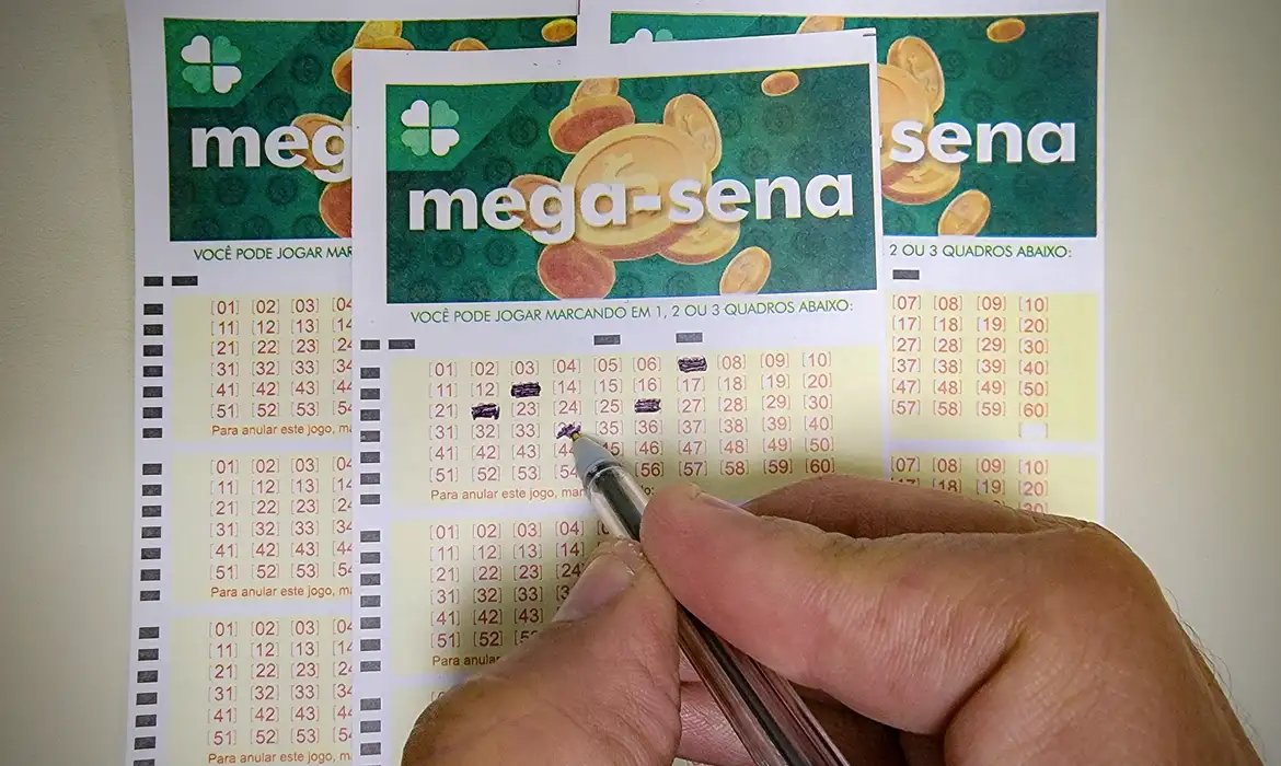 Marcando a Mega-Sena Imagem de uma mão marcando números na Mega-Sena.