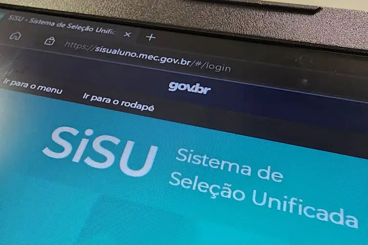 Plataforma de acesso Sisu. Imagem da tela do computador exibindo o endereço oficial do Sisu: sisualuno.mec.gov.br, logo Gov.br e o título "Sistema de Seleção Unificada".