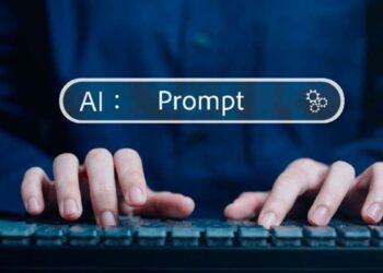 Pessoa digitando em teclado com destaque para campo de prompt de IA.