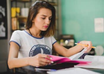 Estudante organizando materiais e planejando redação do Enem para alcançar nota 1000
