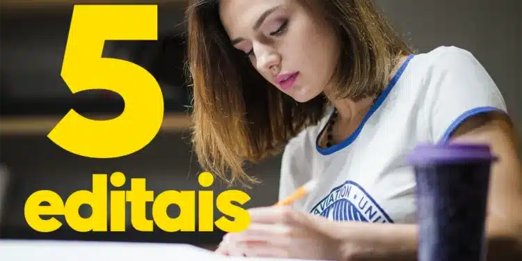 Mulher estudando com caneta, com destaque para o número 5 e a palavra 'editais', referente aos 5 concursos públicos já publicados.