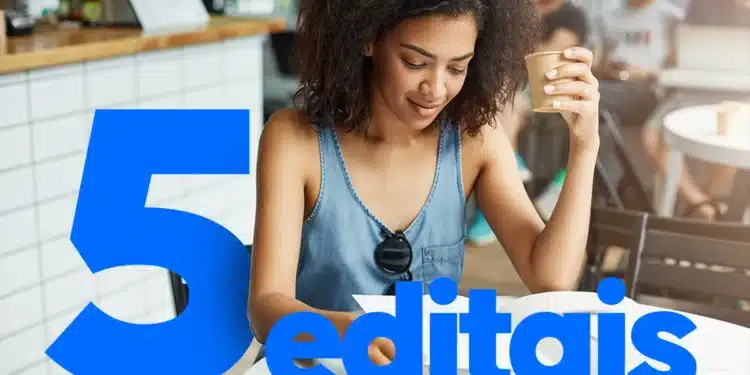 Jovem lendo um livro em cafeteria segurando café, texto grande 5 editais em destaque azul