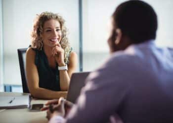 Candidata sorridente em entrevista para cargo executivo de liderança