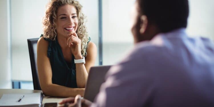 Candidata sorridente em entrevista para cargo executivo de liderança