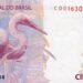 Close-up de uma cédula de R$ 5 (cinco reais) com a figura da garça em destaque e o número de série. A imagem ilustra as notas raras procuradas por colecionadores por detalhes como a Estampa C, podendo valer até R$ 950.
