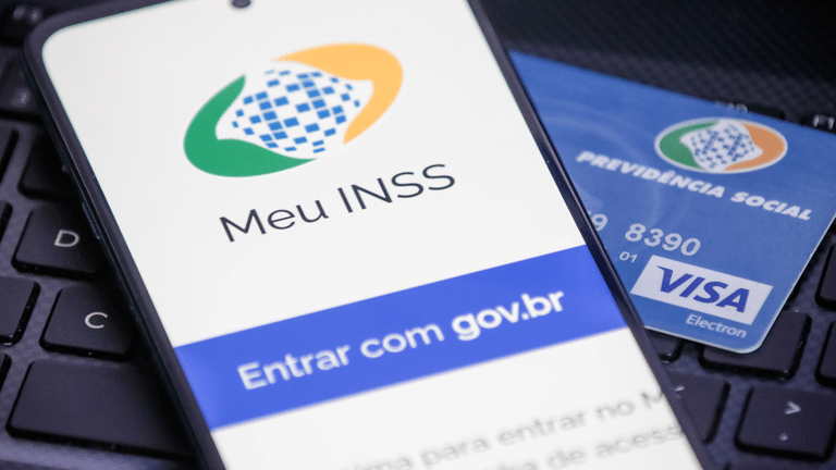Tela do aplicativo Meu INSS com a opção de login, ao lado de um cartão de crédito da Previdência Social.