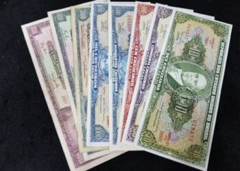 Cédulas antigas do Brasil, incluindo notas raras do período do Cruzeiro Novo com sobreimpressão, que podem valer até R$ 6.500 na numismática.