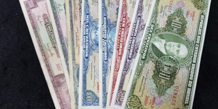 Cédulas antigas do Brasil, incluindo notas raras do período do Cruzeiro Novo com sobreimpressão, que podem valer até R$ 6.500 na numismática.