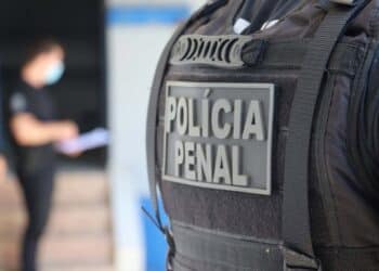 Colete da Polícia Penal representando ampliação do concurso no Paraná que chega a 500 vagas para agentes penitenciários